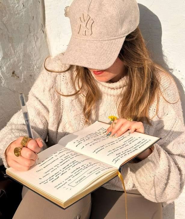 Alicia escribiendo en su cuaderno