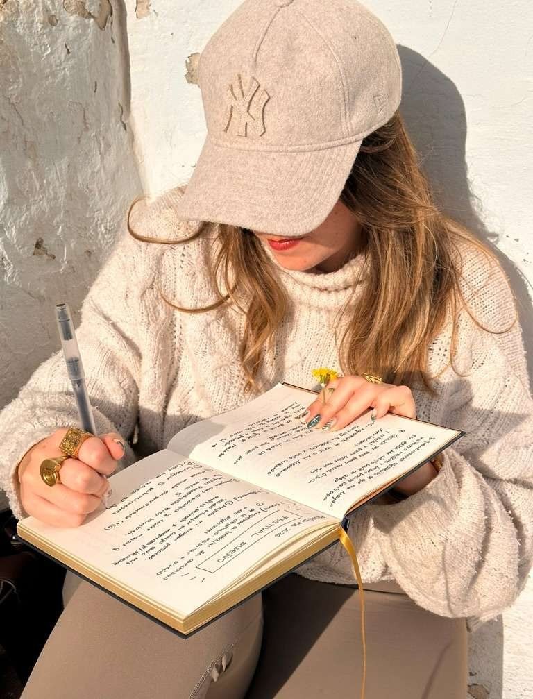 Alicia tomando notas en su cuaderno