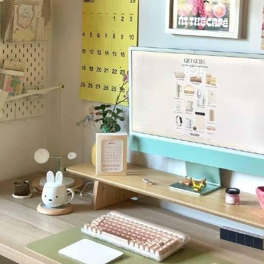 Escritorio con pantalla y material de papelería