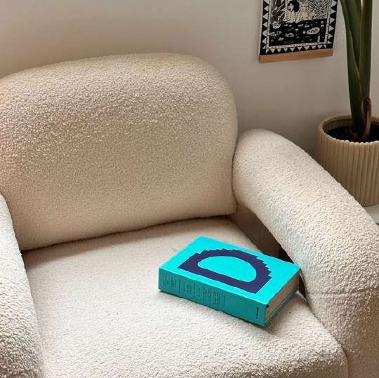 Sillón con libro sobre el asiento